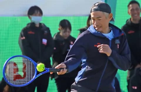 【画像】イチロー、錦織圭にちょこっとテニスを教わっただけで完璧なフォームにWWWWWWWW