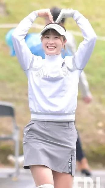 美人プロゴルファー都玲華（21）に不倫疑惑。路上で既婚30歳年上コーチの股間を何度も何度も触る