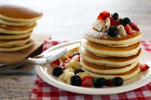 パンケーキってなんで薄いやつを何枚も積み重ねるスタイルなんやろ