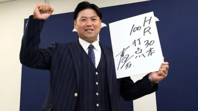 カープ末包が2500万増の年俸6100万で契約更改！来季の目標は『30本100打点』和田一浩に弟子入りへ