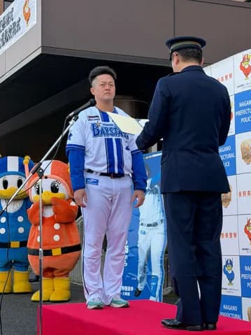 DeNA牧秀悟が地元・中野警察署の安全・安心広報大使に！母校・南宮中学校で生徒と交流