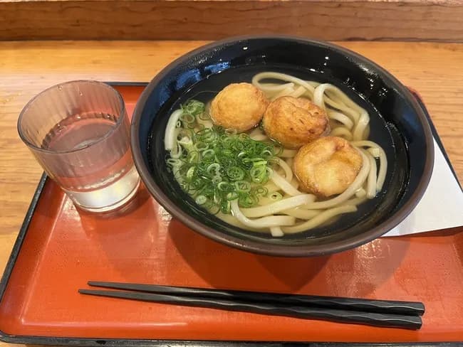 【画像】大阪人さん、うどんにまでたこ焼きを入れていたｗｗｗｗｗｗｗ