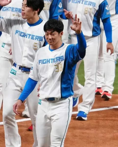 西武　日本ハムからFA・石井と契約合意、3年総額4億円、背番号4