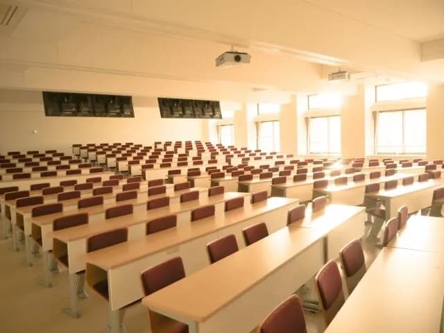 大学院生です←あ～ｗまだ大学生やって遊んでるんだねｗ