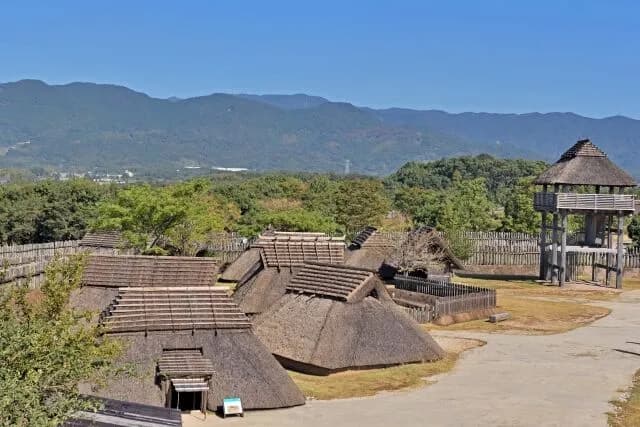 邪馬台国の場所が未だに不明←絶対古墳堀りあさったらわかるよな