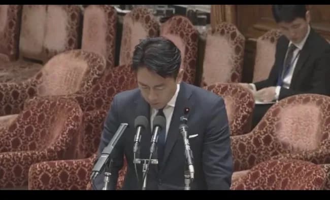 【画像】小泉防衛大臣の頭皮、存立危機に認定