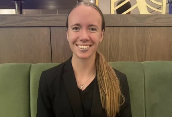 アメリカの美人女子大生、大谷のHRボールを691万円で売却