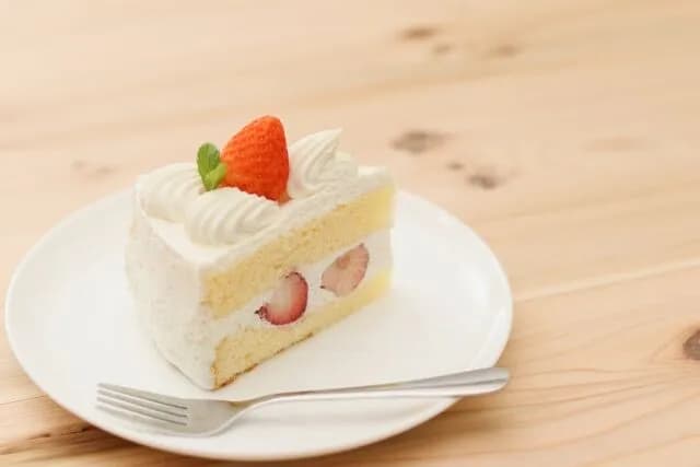 ケーキと相性のいい果物の最適解として🍓はふさわしいのか未だに答えが出ない