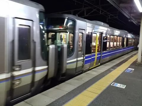 (＼‘ん‘)「平日昼間にスーツ着て駅ホームに居る奴らニートだぞ。」