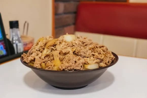 【唖然】なんJ民「すき家のキングを1食で13杯と卵96個食べた。胃下垂舐めんな」