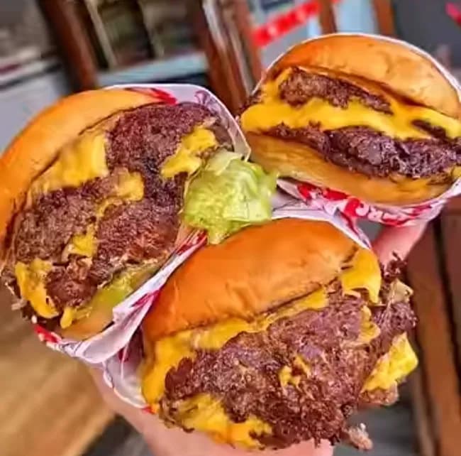 【画像】アメリカのハンバーガー、偏差値が低すぎると話題に👈😂🍔
