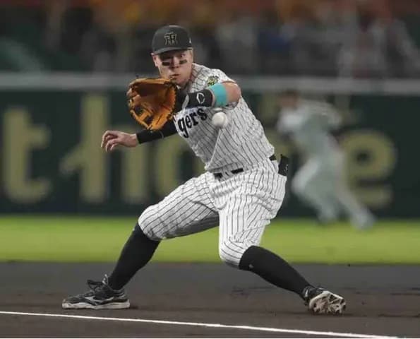 佐藤輝は来季も「4番・三塁」　ルーキー立石を外野に回す阪神首脳陣のプライオリティー　鬼筆のスポ魂