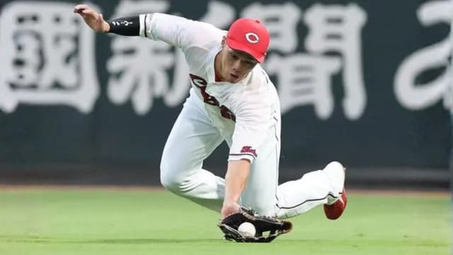 カープ中村奨成『センター守備指標』5位！←歴の割に上手すぎる件