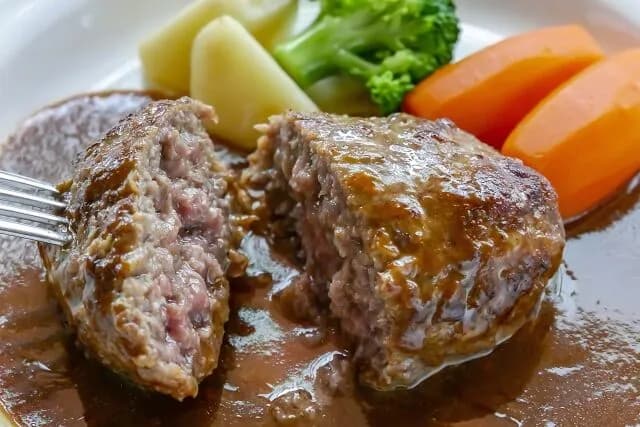 ステーキは固くて美味しくないし、ハンバーグの方がおいしいよなぁ！！！？