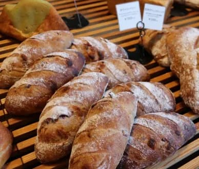 【疑問】日本人、何故かパンを買い漁るパン市場の売上が急増・・・・・・・