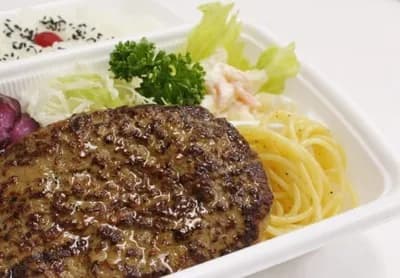 ハンバーグの下に素パスタ入れる仕事してます🍝