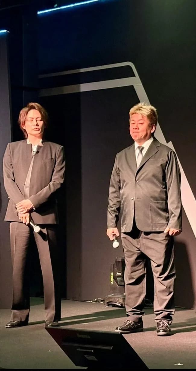 【画像】ホリエモンの最新スーツ姿