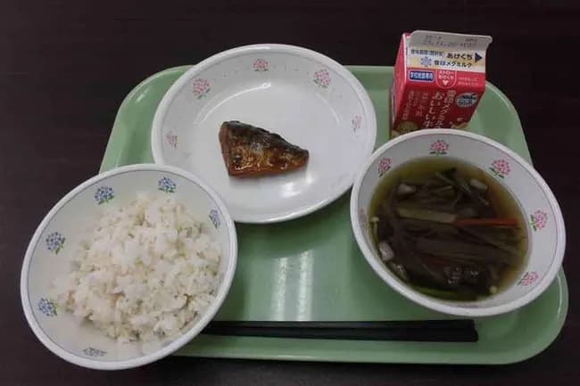 【悲報】日本の給食、ガチで貧しくなる🥺