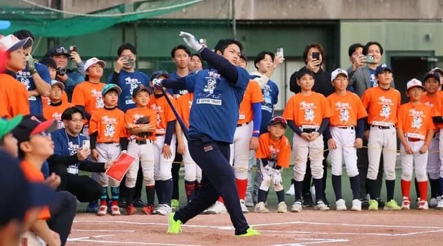 中日・根尾、大阪桐蔭OBによるホームラン競争で優勝