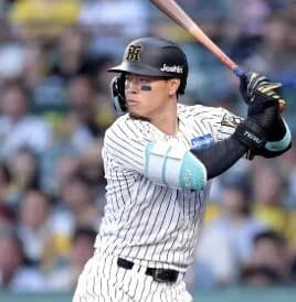 佐藤輝明、もっと守備で評価上げないと村上と同じような契約になりそう