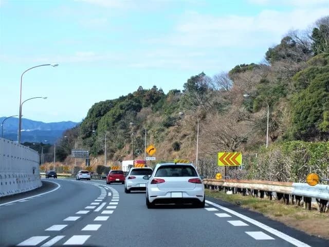 結局、エンジンブレーキで減速したほうがええんか？