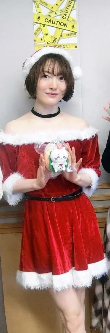 【画像】声優の花澤香菜さん、ミニスカサンタ姿を披露するwwwwww