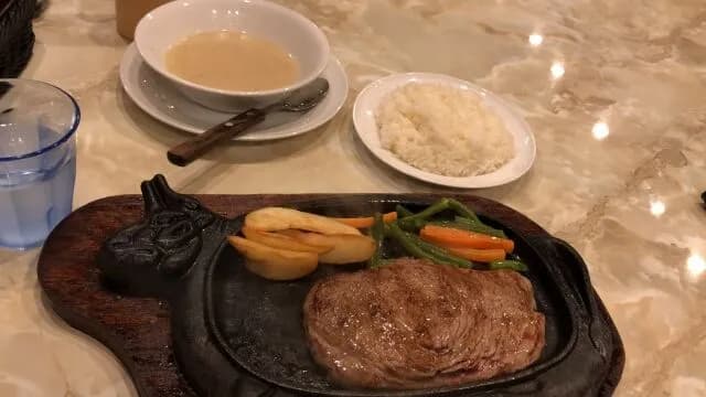 欧米の人がステーキ食べてもライス食べたいってならないのが