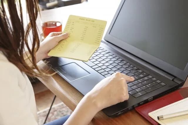 24歳で貯金50万ってヤバい？