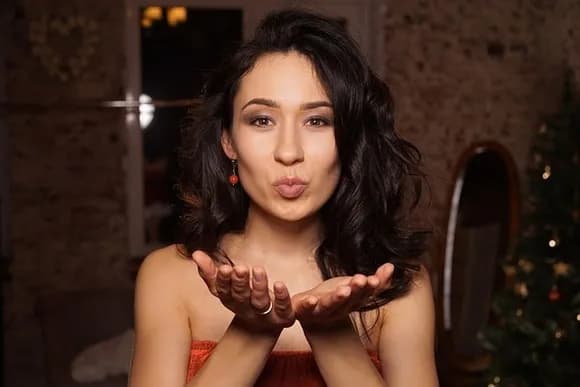 【衝撃】セクシー女優さん「ホストの彼に1億円貢ぎました」