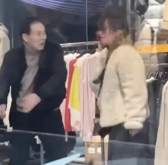 【動画】中国人女さん、爺さんに往復ビンタされる・・・・・・・