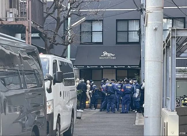 赤坂サウナ事故、被害者、柄杓でドアこじ開け出血するほど殴り石で窓や通風孔破壊を試みタオル燃やす