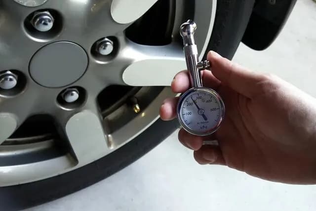 クルマのタイヤの空気圧を定期的に点検しないやつww