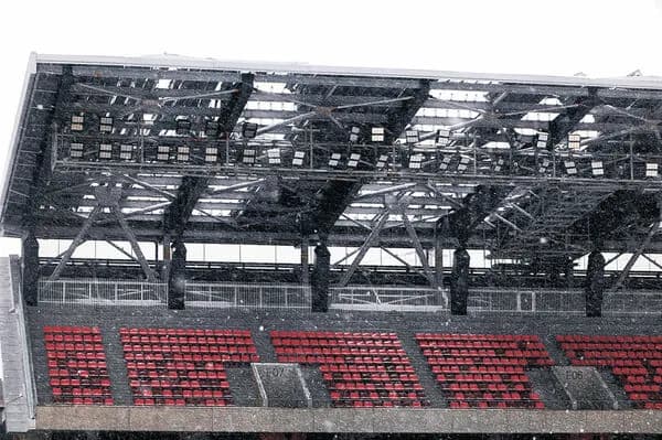 金沢ゴーゴーカレースタジアム（2024年開業）、風で屋根がはがれる・・・