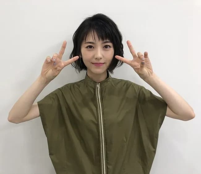 【朗報】浜辺美波さん、二の腕を見せたがってしまうｗｗｗ