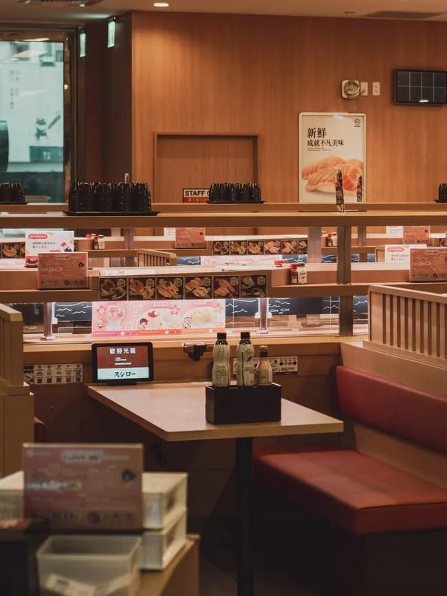 回転寿司屋ワイ「おっ！食ったことないネタが流れてきてるやんけ、とったろ！」