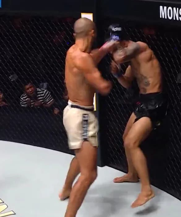 【動画】格闘家さん、片腕がないのに強い