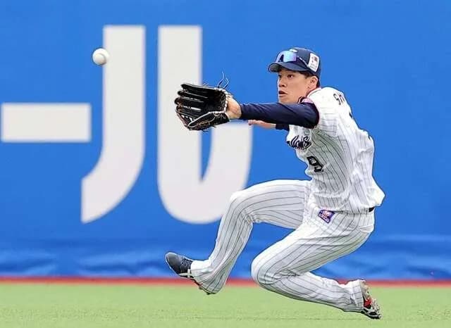 ヤクルト・塩見泰隆、センターを諦めか？ 池山監督「膝の負担を少しでも軽減してあげたい」