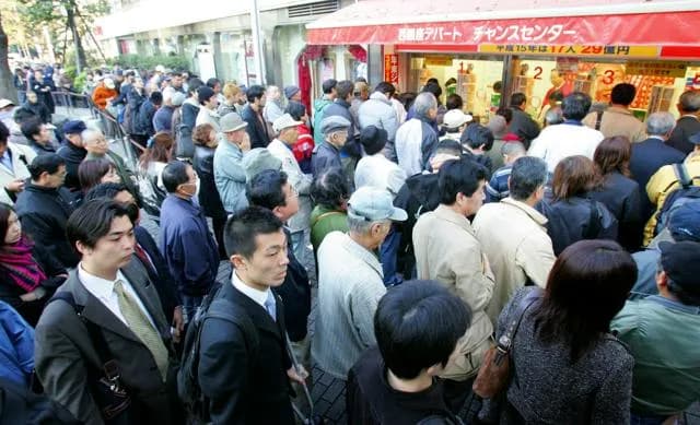 【謎】若者の『宝くじ離れ』が深刻。20年で売上3割減。原因は若年層が全然買わない