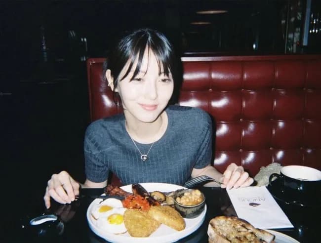 【朗報】浜辺美波さん、イギリスの高カロリー朝食に挑戦