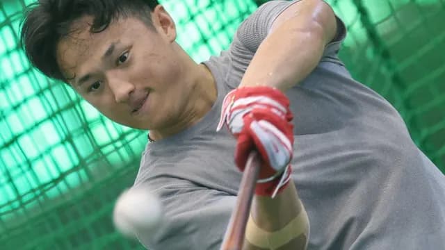 カープ佐々木、巨人岡本型バットでアーチ量産へ。パワーヒッター向けモデルを手に取り好感触