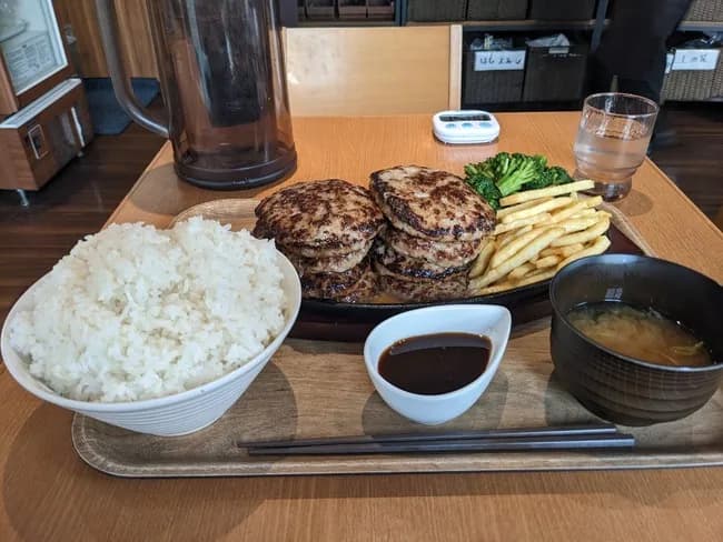 彡(^)(^)「1kgハンバーグを15分以内に完食でタダ？余裕やん♪」→結果ｗｗｗｗｗｗｗｗｗｗ