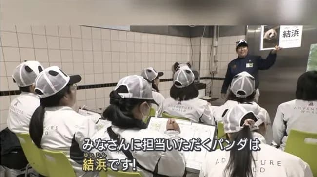 【悲報】白浜町、パンダが消えて気が狂い飼育員に笹の葉を食べさせてしまうwwwwwwww