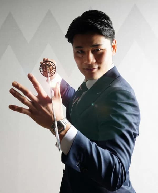 日本ハム清宮、刀を持って謎のポーズをとる