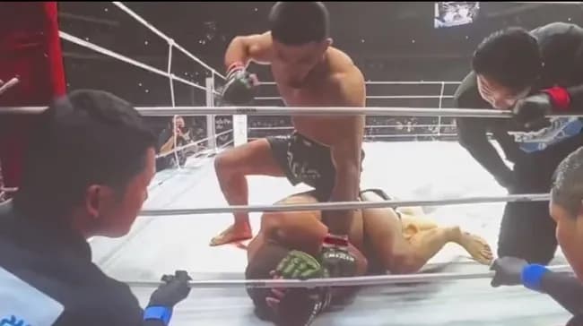 【画像】朝倉未来がボコられる姿を至近距離で凝視する大人4人の写真がヤバい・・・