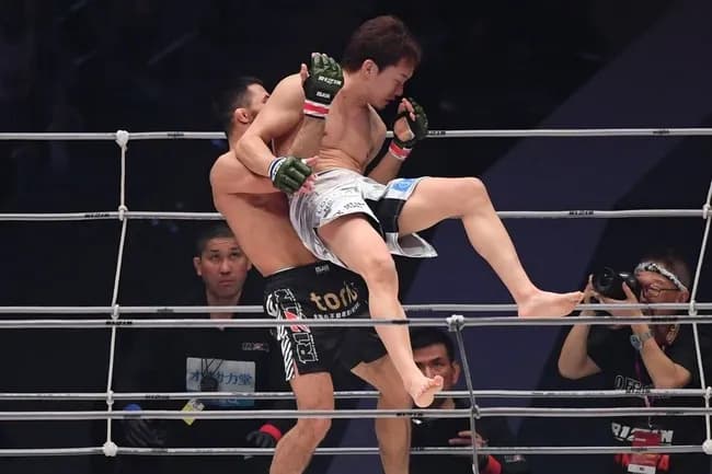 【悲報】朝倉未来、リング端に逃げようとするも連れ戻されてしまう…