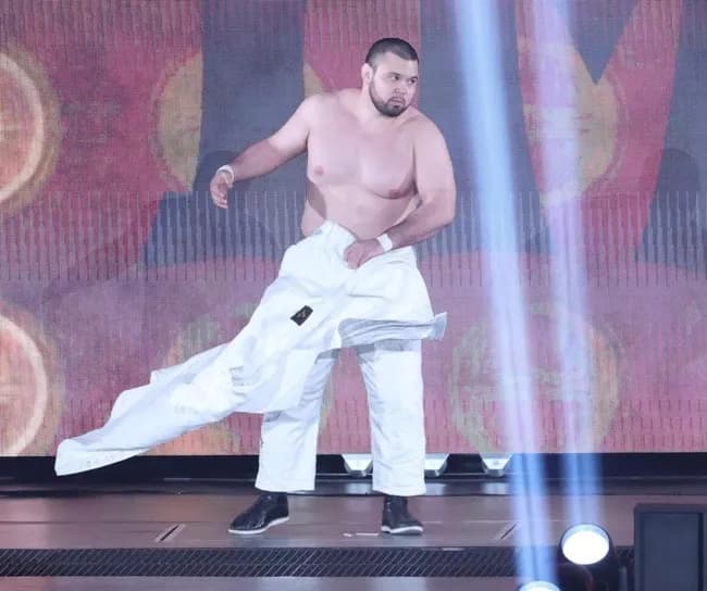 ウルフ・アロンさん、負けたら丸狩り柔道着禁止の試合で丸狩り黒のパンツで登場