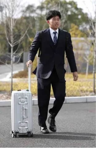 【阪神】アイドルや女優グッズは見当たらず　過去には小池栄子を”我慢”した18歳も　新人選手入寮