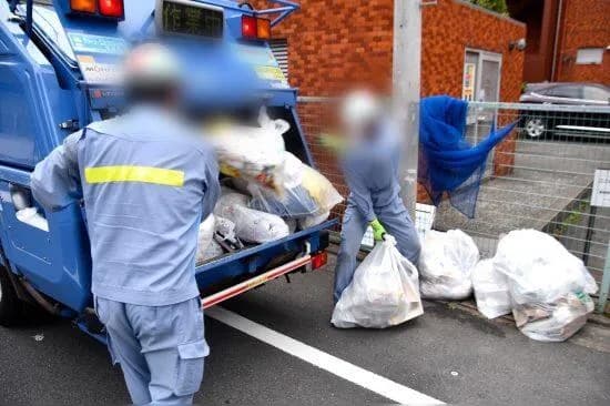 【悲報】ごみ収集員（公務員）「私たちの1日を知ってください。とても過酷すぎます。」