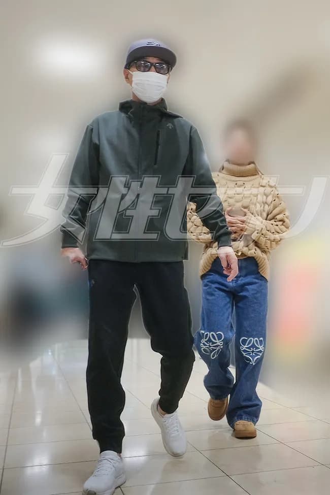 【400日ぶりの肉声】中居正広が独占直撃に語ったこと　騒動後も支え続けた15年来の恋人と百貨店で買い物デート《初2ショット》