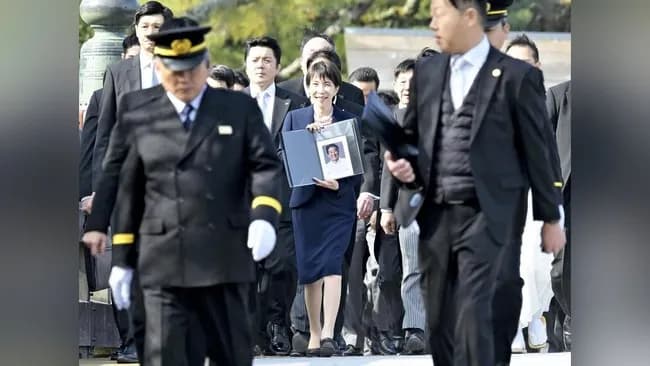【悲報】高市首相、ニヤニヤと安倍晋三氏の遺影を見せびらかし伊勢神宮に参拝